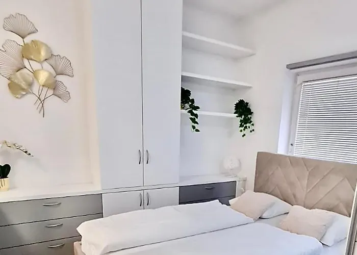 Lux With Free Parking Apartament